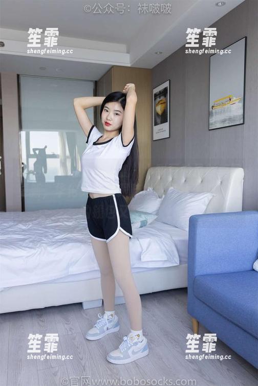 BoBoSocks袜啵啵 - 小甜豆的最新美图更新，华伦天奴高跟鞋也太好看了吧。我的钱包又要哭了！