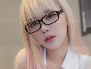 在Dami(퀸다미)的图集中，秘书不仅是职务，更是一种魅力配置！