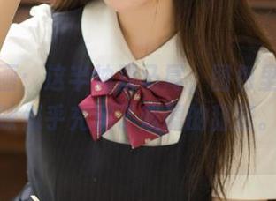 喵糖映画：这半袖双马尾，图包里的小猫咪似乎充满了戏谑的甜蜜。