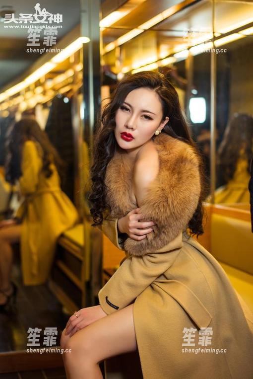 TouTiao头条女神 - 户外里的筱慧图集，谁说瘦子不能拿土特产！