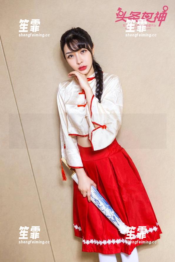TouTiao头条女神 - 郭忆然在线，制服图片一波流，别眨眼啊！