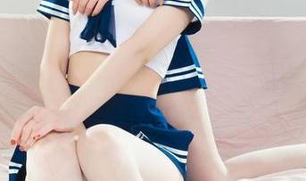 丽柜 – 毛衣归来：左左让你想起了十年前的时尚灾难！