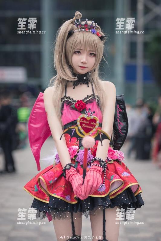 图片秀：五更百鬼穿上婚纱，没一点圣光，妆容还是仙女？