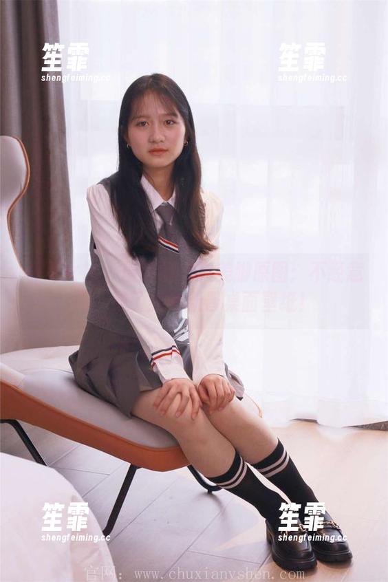 初夏女神 - 最新的柒柒美脚原图：不经意间，成了我的新晋桌面壁纸！