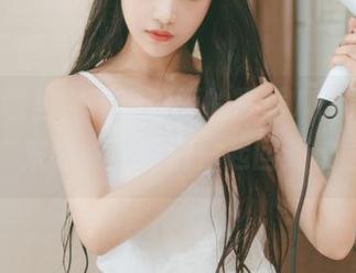 在这美图里，喵糖映画的夏季JK制服像是在说“来吧，让我们一起回到校园！”