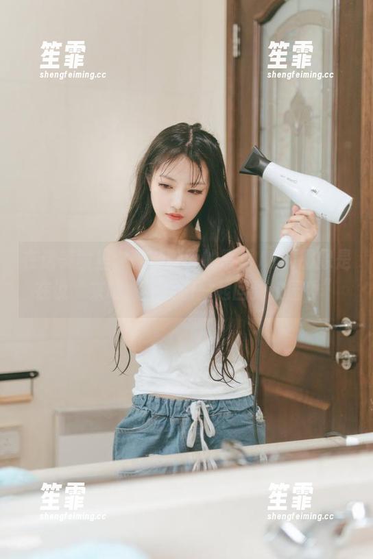 在这美图里，喵糖映画的夏季JK制服像是在说“来吧，让我们一起回到校园！”