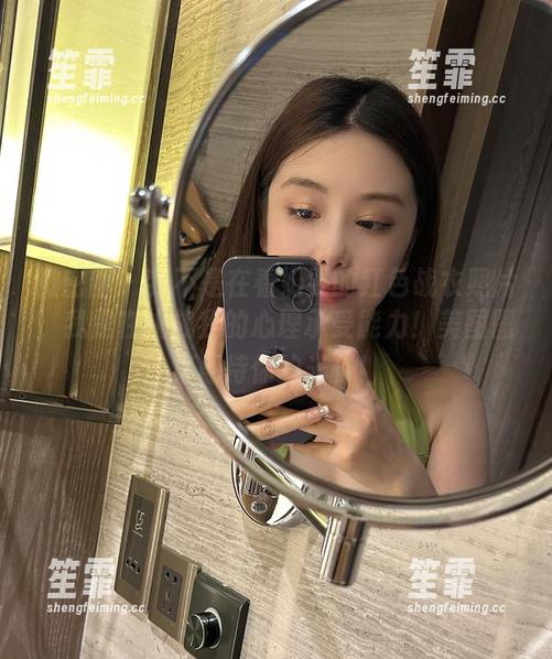微密圈 - 我不是在看奶雯的红色战衣照片，我是在挑战我的心理承受能力！美图图集期待你的光临！