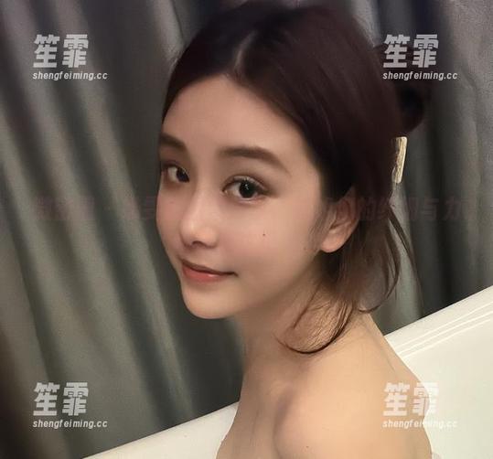 微密圈 - 奶雯的图集分享：姐姐们的纤细与力量都在这里游走
