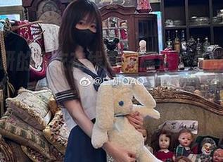 妖君白研的皮衣在线高清展示，身影在屏幕上晃动，真有一种“谁能不爱”的错觉。