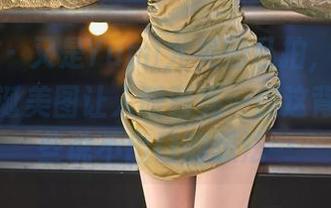 尤蜜荟 – 又是Yumi尤美的私拍，一年一度的圣诞美图让人眼睛亮…但这背景我有些说不出口的想法…