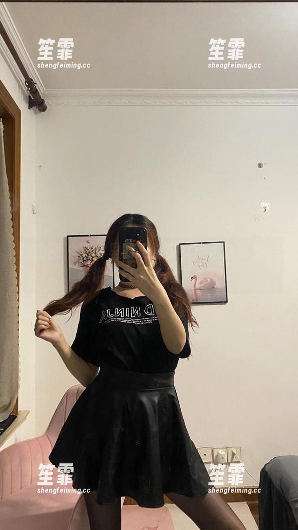 微密圈 - 图片里的提袜少女：黑白时尚，谁说黑白不能很迷人？