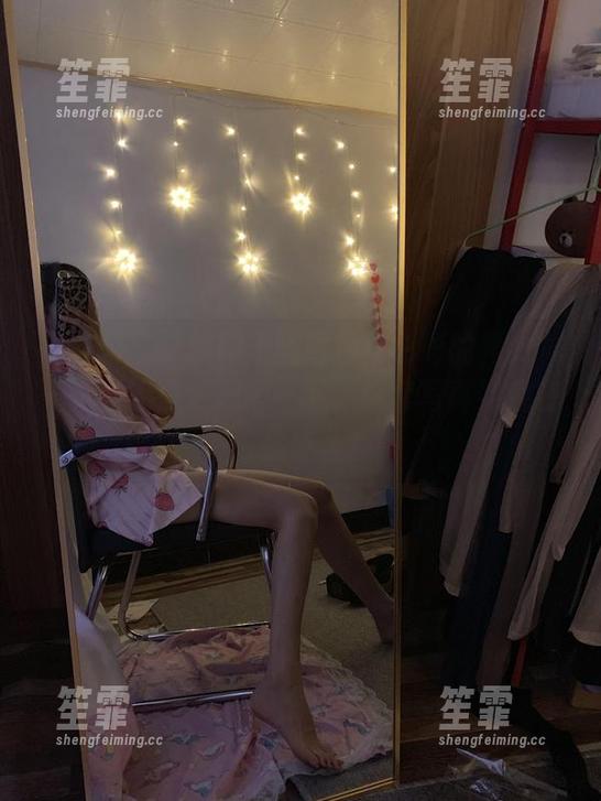 微密圈 - “桃脱了的黑色与色彩的角力”——是不是该思考一下，这套写真到底在传递什么？