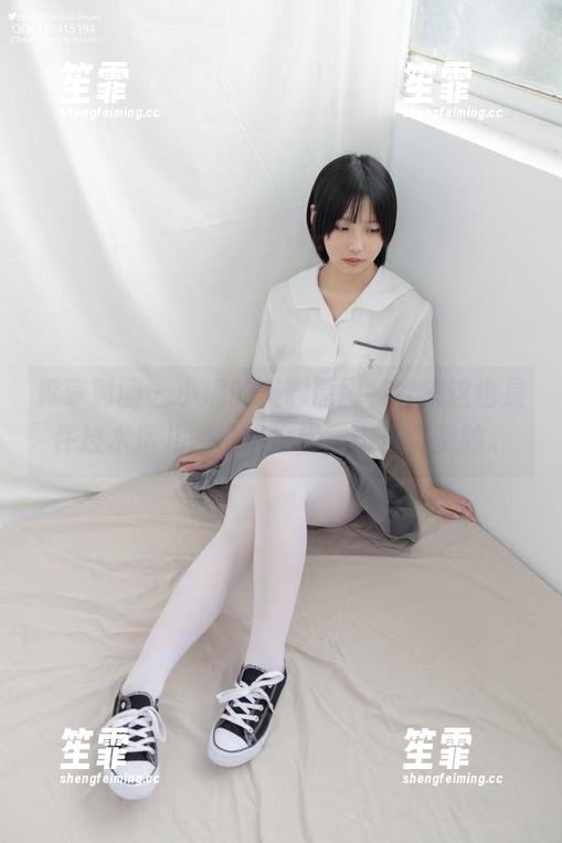 森萝财团 - 小满的美脚原图，看来这也是件技术活儿，没错没错，脚是真美的。