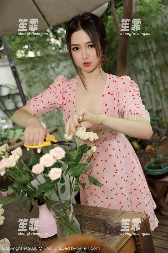 模范学院 - 泳衣，何嘉颖——我的收藏图库又要闪闪发光了！