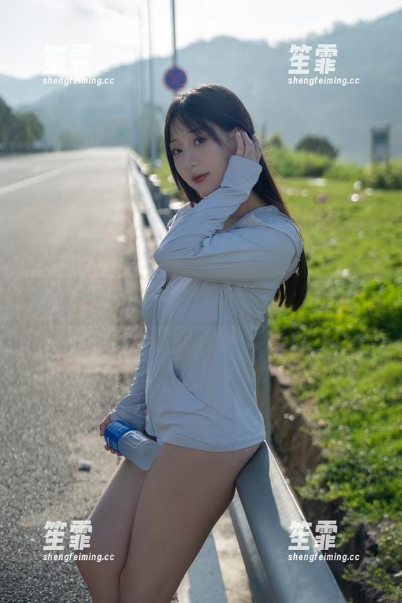 海鸥在旁，浅安安在适合的蓝色海套图间