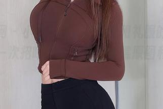 秀人网 – 小雨baby的右肩和礼服的袖子打了一次招呼——来吧，瞧瞧原图和套图的火花。