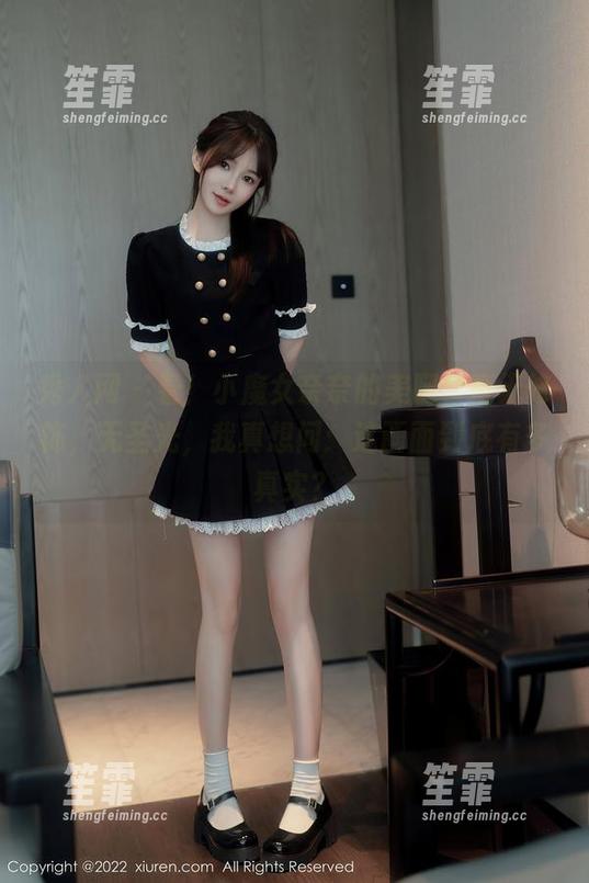 秀人网-小魔女奈奈 秀人网 - 看!小魔女奈奈的美腿,毫无修饰,无圣光,我真想问:这画面到底有多真实?