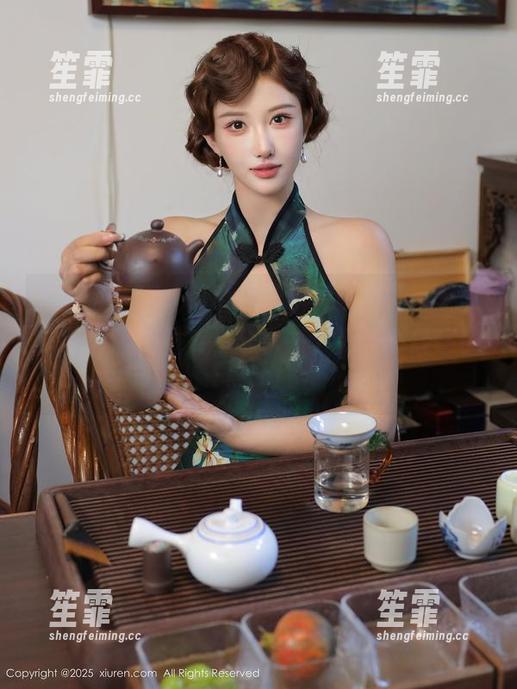 秀人网 - 别让吊带只属于闲暇时间，林文文带你逛逛图库，分享一下那些不经意的灵感！