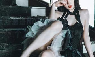 城市女孩落落Raku的全套写真，难道每个人都有这样一面？