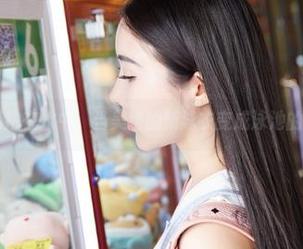 蜜桃社 – 私拍在水中：当美绪的新泳衣变成泳池的‘焦点’！