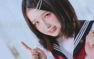 来瞧瞧阿半今天很开心的“倒影”——美脚图集，别忘了下载噢。