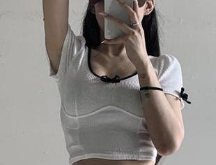 微密圈 – 写真风云，又是墙边的陈佩奇，闪闪的壁纸惹人爱。