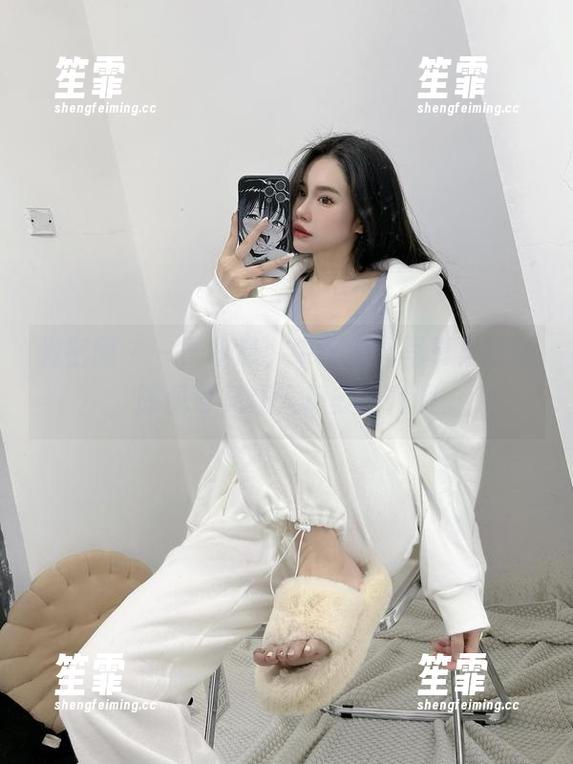 微密圈 - 一声叹息，牛仔翘臀写真集更新，陈佩奇又让人想多看几眼。