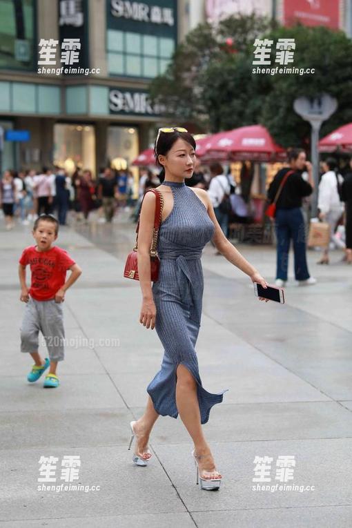 魔镜街拍 - 白色吊带带不动的美丽，趁着婷婷黑丝美腿的诱惑，看原图和图包，谁不想要的！