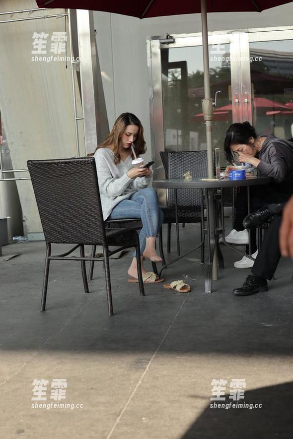 魔镜街拍 - 艾小青没想过，原来无圣光也能让旗袍街拍更具真实感。